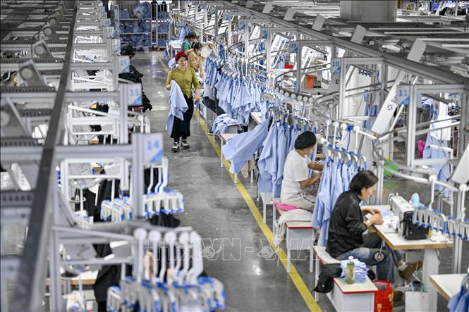 Công nhân làm việc tại nhà máy ở Khu tự trị dân tộc Hồi Ninh Hạ, Trung Quốc. Ảnh: THX/TTXVN phát