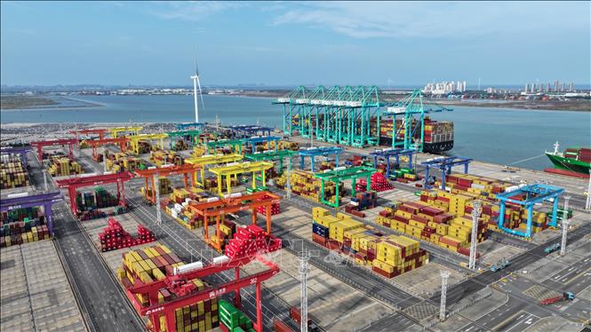 Quang cảnh cảng hàng hóa ở Thiên Tân, Trung Quốc. Ảnh: THX/TTXVN phát