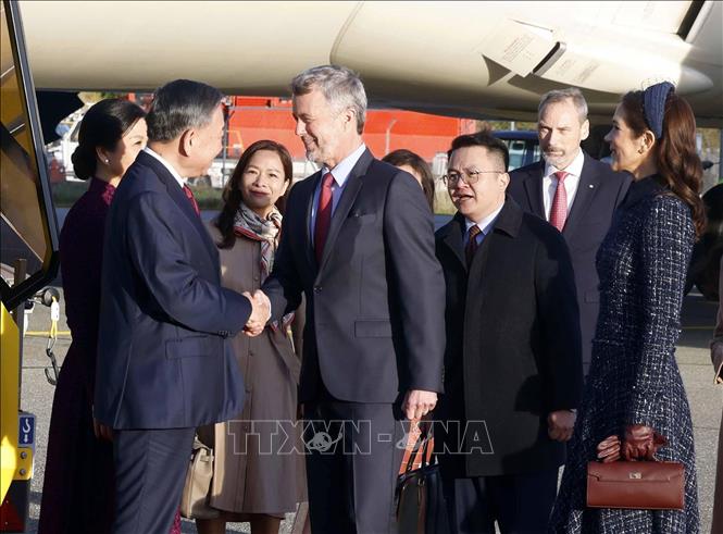 Nhà Vua Đan Mạch Frederik X và Hoàng hậu Mary đón Tổng Bí thư, Chủ tịch nước Tô Lâm và Phu nhân Ngô Phương Ly tại Sân bay quốc tế Copenhagen. Ảnh: Thống Nhất - TTXVN
