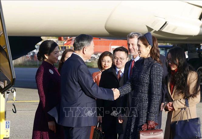 Nhà Vua Đan Mạch Frederik X và Hoàng hậu Mary đón Tổng Bí thư, Chủ tịch nước Tô Lâm và Phu nhân Ngô Phương Ly tại Sân bay quốc tế Copenhagen. Ảnh: Thống Nhất - TTXVN
