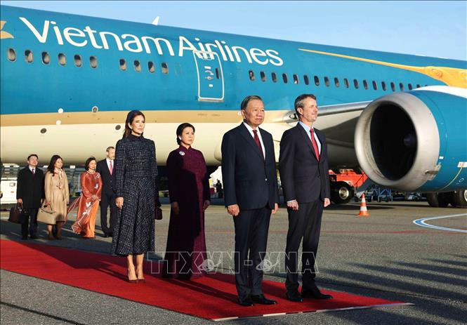 Lễ đón Tổng Bí thư, Chủ tịch nước Tô Lâm và Phu nhân Ngô Phương Ly được tổ chức trọng thể theo nghi thức cấp Nhà nước tại Sân bay quốc tế Copenhagen dưới sự chủ trì của Nhà Vua Đan Mạch Frederik X và Hoàng hậu Mary. Ảnh: Thống Nhất - TTXVN
