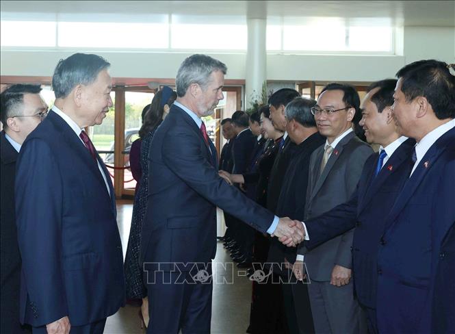 Tổng Bí thư, Chủ tịch nước Tô Lâm giới thiệu thành viên đoàn cấp cao Việt Nam với Nhà Vua Đan Mạch Frederik X và Hoàng hậu Mary. Ảnh: Thống Nhất - TTXVN
