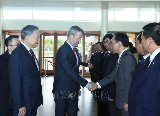Tổng Bí thư, Chủ tịch nước Tô Lâm giới thiệu thành viên đoàn cấp cao Việt Nam với Nhà Vua Đan Mạch Frederik X và Hoàng hậu Mary. Ảnh: Thống Nhất - TTXVN
