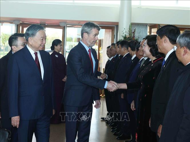 Tổng Bí thư, Chủ tịch nước Tô Lâm giới thiệu thành viên đoàn cấp cao Việt Nam với Nhà Vua Đan Mạch Frederik X và Hoàng hậu Mary. Ảnh: Thống Nhất - TTXVN
