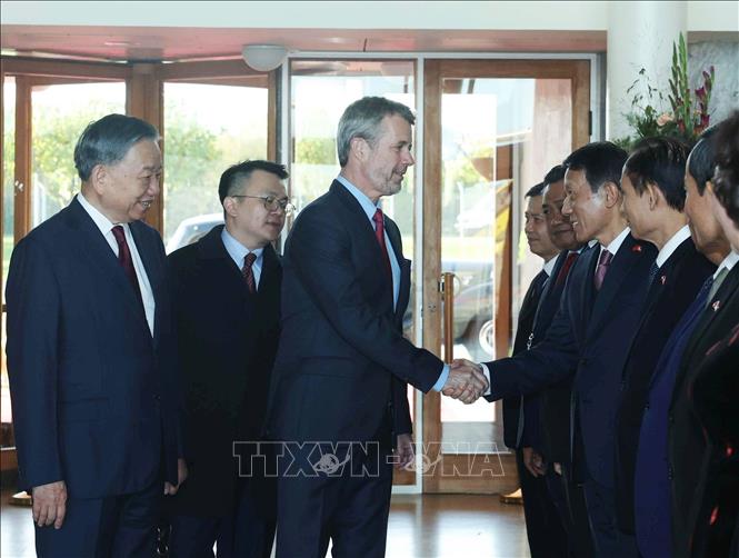 Tổng Bí thư, Chủ tịch nước Tô Lâm giới thiệu thành viên đoàn cấp cao Việt Nam với Nhà Vua Đan Mạch Frederik X và Hoàng hậu Mary. Ảnh: Thống Nhất - TTXVN
