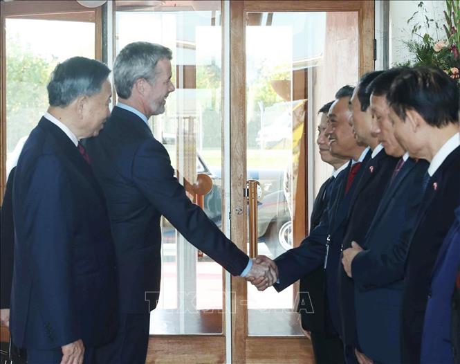 Tổng Bí thư, Chủ tịch nước Tô Lâm giới thiệu thành viên đoàn cấp cao Việt Nam với Nhà Vua Đan Mạch Frederik X và Hoàng hậu Mary. Ảnh: Thống Nhất - TTXVN
