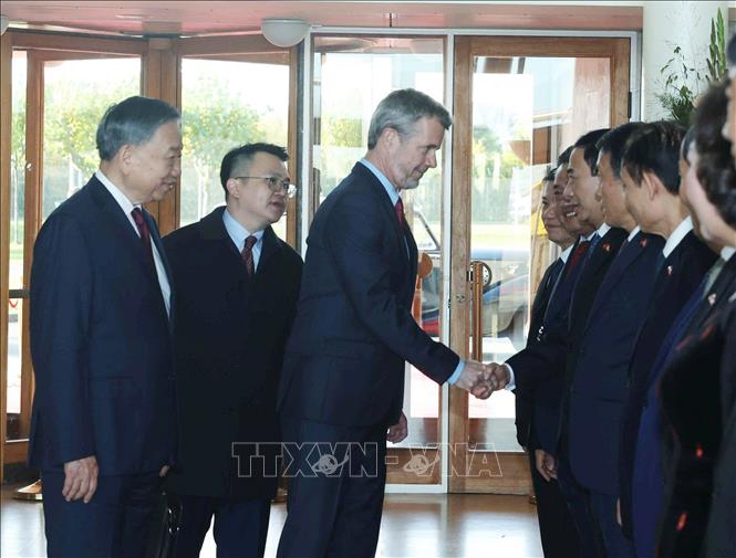 Tổng Bí thư, Chủ tịch nước Tô Lâm giới thiệu thành viên đoàn cấp cao Việt Nam với Nhà Vua Đan Mạch Frederik X và Hoàng hậu Mary. Ảnh: Thống Nhất - TTXVN
