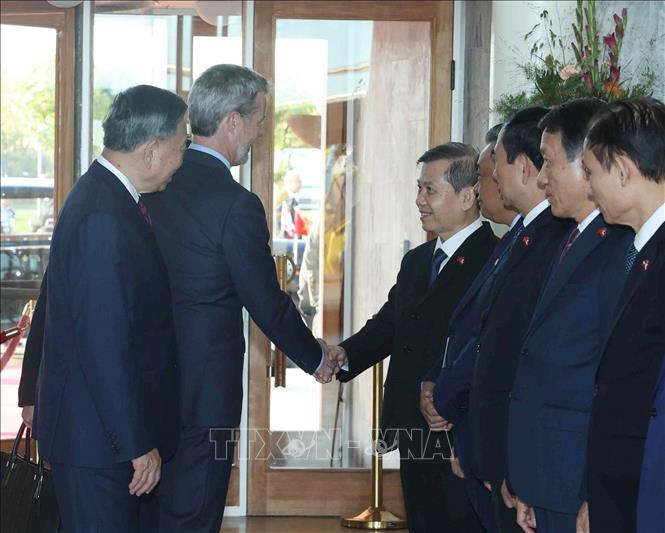 Tổng Bí thư, Chủ tịch nước Tô Lâm giới thiệu thành viên đoàn cấp cao Việt Nam với Nhà Vua Đan Mạch Frederik X và Hoàng hậu Mary. Ảnh: Thống Nhất - TTXVN
