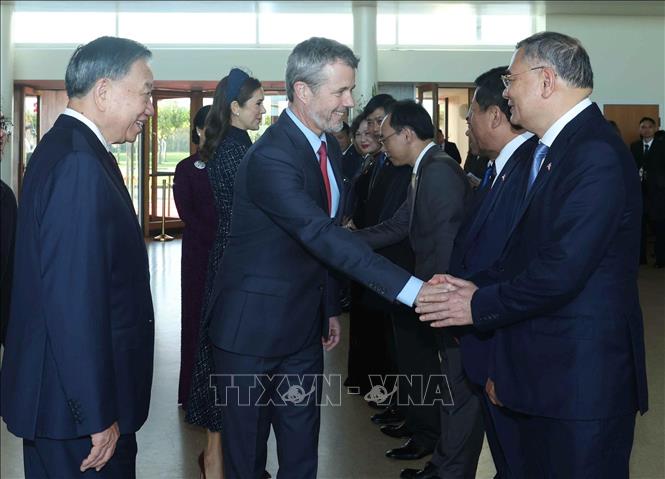 Tổng Bí thư, Chủ tịch nước Tô Lâm giới thiệu thành viên đoàn cấp cao Việt Nam với Nhà Vua Đan Mạch Frederik X và Hoàng hậu Mary. Ảnh: Thống Nhất - TTXVN
