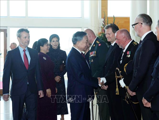 Nhà Vua Đan Mạch Frederik X giới thiệu thành viên đoàn Đan Mạch với Tổng Bí thư, Chủ tịch nước Tô Lâm và Phu nhân Ngô Phương Ly. Ảnh: Thống Nhất - TTXVN
