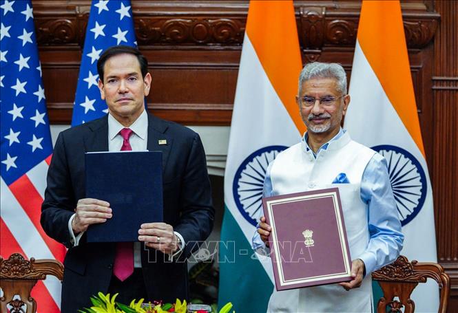 Ngoại trưởng Mỹ Marco Rubio và Bộ trưởng Ngoại giao Ấn Độ S. Jaishankar trao đổi văn kiện đã ký về khuôn khổ hợp tác Mỹ - Ấn Độ nhằm bảo đảm nguồn cung khoáng sản thiết yếu và đất hiếm phục vụ khai thác, chế biến, tại New Delhi ngày 26/5/2026. Ảnh: ANI/TTXVN phát