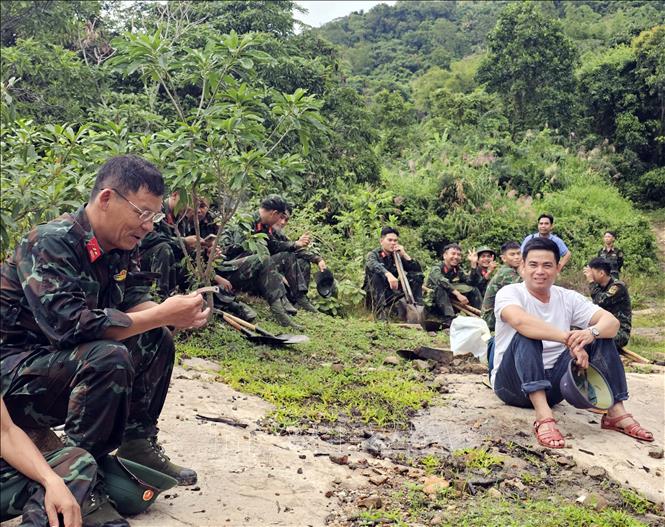 Các chiến sĩ cùng nghỉ sau quãng đường dài leo núi hiểm trở. Ảnh: Công Thử - TTXVN