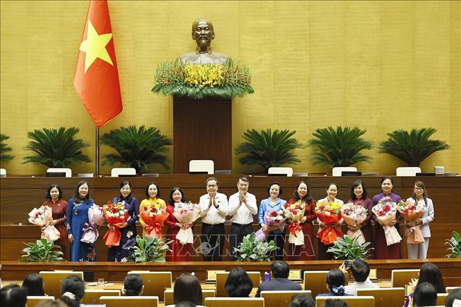 Chủ tịch Quốc hội Trần Thanh Mẫn và Thủ tướng Lê Minh Hưng tặng hoa chúc mừng các nữ đại biểu Quốc hội khoá XVI nhân Ngày phụ nữ Việt Nam 20/10. Ảnh: Doãn Tấn – TTXVN