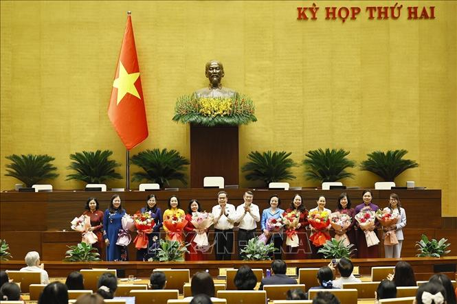 Chủ tịch Quốc hội Trần Thanh Mẫn và Thủ tướng Lê Minh Hưng tặng hoa chúc mừng các nữ đại biểu Quốc hội khoá XVI nhân Ngày phụ nữ Việt Nam 20/10. Ảnh: Doãn Tấn – TTXVN