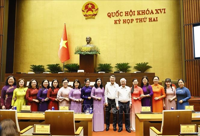 Thủ tướng Lê Minh Hưng và Phó Chủ tịch thường trực Quốc hội Đỗ Văn Chiến với các nữ đại biểu. Ảnh: Doãn Tấn – TTXVN
