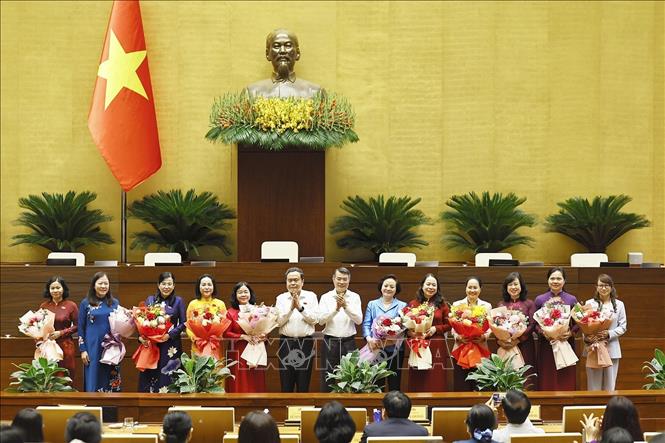Chủ tịch Quốc hội Trần Thanh Mẫn và Thủ tướng Lê Minh Hưng tặng hoa chúc mừng các nữ đại biểu Quốc hội khoá XVI nhân Ngày phụ nữ Việt Nam 20/10. Ảnh: Doãn Tấn – TTXVN
