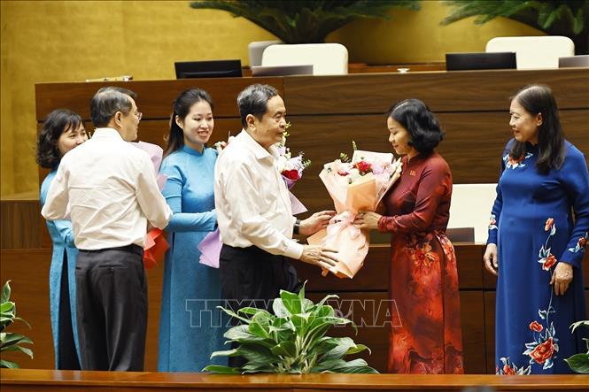 Chủ tịch Quốc hội Trần Thanh Mẫn và Thủ tướng Lê Minh Hưng tặng hoa chúc mừng các nữ đại biểu Quốc hội khoá XVI nhân Ngày phụ nữ Việt Nam 20/10. Ảnh: Doãn Tấn – TTXVN