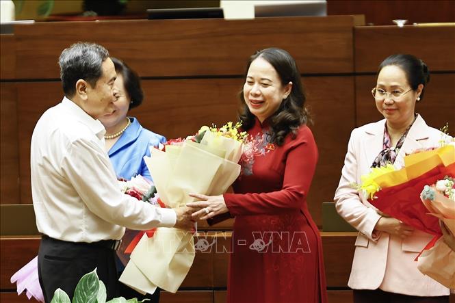 Chủ tịch Quốc hội Trần Thanh Mẫn và Thủ tướng Lê Minh Hưng tặng hoa chúc mừng các nữ đại biểu Quốc hội khoá XVI nhân Ngày phụ nữ Việt Nam 20/10. Ảnh: Doãn Tấn – TTXVN