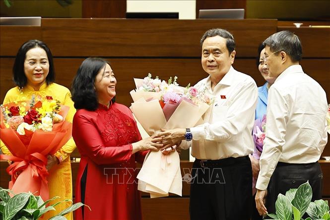 Chủ tịch Quốc hội Trần Thanh Mẫn và Thủ tướng Lê Minh Hưng tặng hoa chúc mừng các nữ đại biểu Quốc hội khoá XVI nhân Ngày phụ nữ Việt Nam 20/10. Ảnh: Doãn Tấn – TTXVN