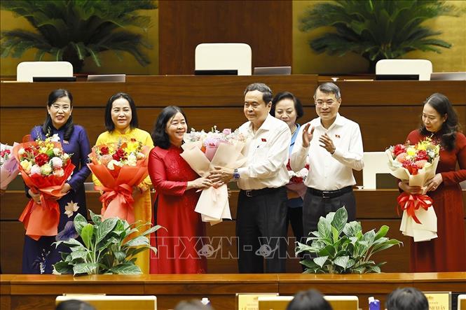 Chủ tịch Quốc hội Trần Thanh Mẫn và Thủ tướng Lê Minh Hưng tặng hoa chúc mừng các nữ đại biểu Quốc hội khoá XVI nhân Ngày phụ nữ Việt Nam 20/10. Ảnh: Doãn Tấn – TTXVN