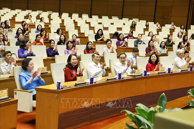 Chủ tịch Quốc hội Trần Thanh Mẫn, Thủ tướng Lê Minh Hưng và đại biểu dự gặp mặt các nữ đại biểu Quốc hội khoá XVI. Ảnh: Doãn Tấn – TTXVN