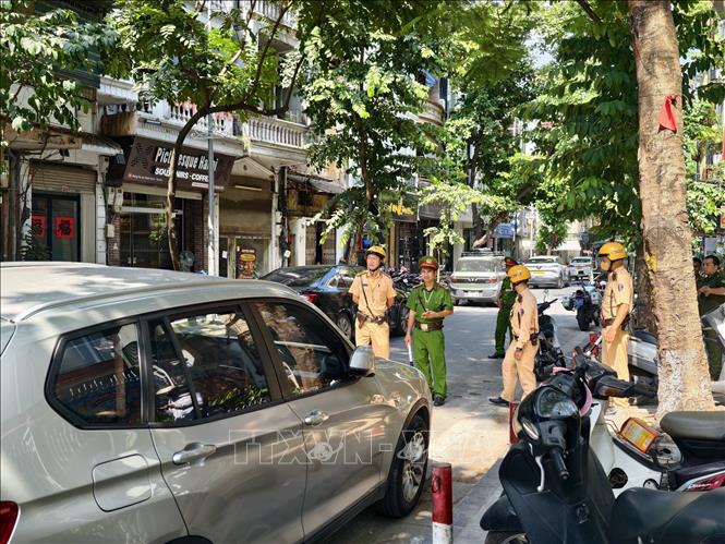 Cảnh sát giao thông Hà Nội phối hợp với Công an phường Hoàn Kiếm kiểm tra phương tiện trên phố cổ Hà Nội. Ảnh: Trung Nguyên – TTXVN