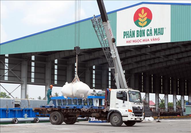 Đạm Cà Mau xuất bến. Ảnh: Trung Hiếu-TTXVN