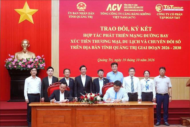 Ký kết hợp tác phát triển mạng đường bay, xúc tiến thương mại, du lịch và chuyển đổi số tại tỉnh Quảng Trị, giai đoạn 2026 - 2030. Ảnh: Nguyên Linh - TTXVN 