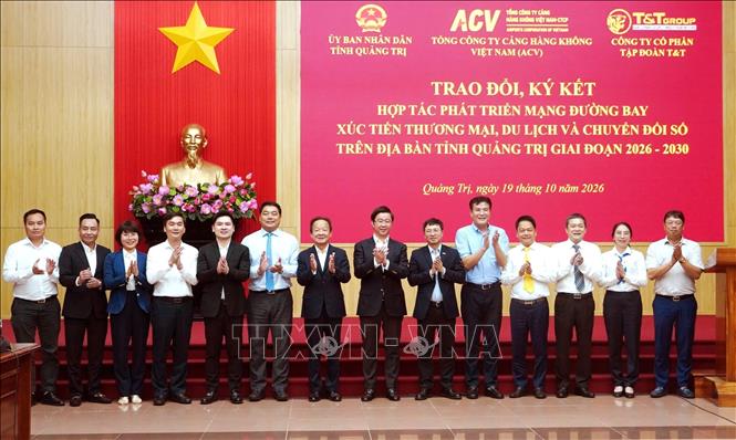 Các đại biểu chụp ảnh lưu niệm tại lễ ký kết Biên bản ghi nhớ hợp tác phát triển mạng đường bay, xúc tiến thương mại, du lịch và chuyển đổi số giai đoạn 2026 - 2030. Ảnh: Nguyên Linh - TTXVN