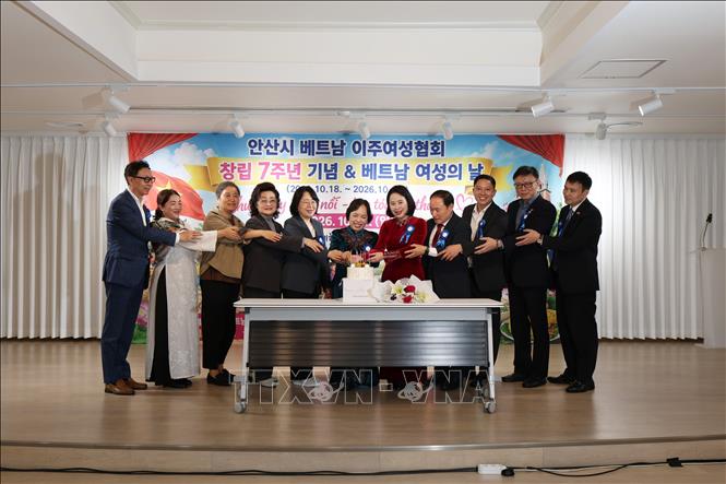 Lễ cắt bánh chúc mừng 7 năm thành lập của Hội Phụ nữ Việt Nam di trú thành phố Ansan. Ảnh: Đào Lâm - Phóng viên TTXVN tại Hàn Quốc.
