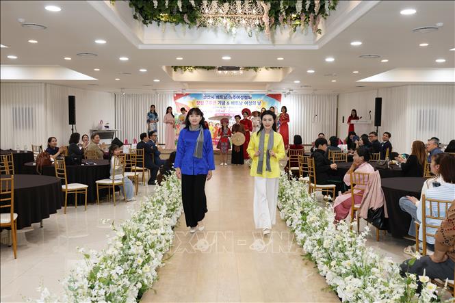 Tiết mục trình diễn áo truyền thống Nam bộ Việt Nam tại Lễ hội. Ảnh: Đào Lâm - Phóng viên TTXVN tại Hàn Quốc.
