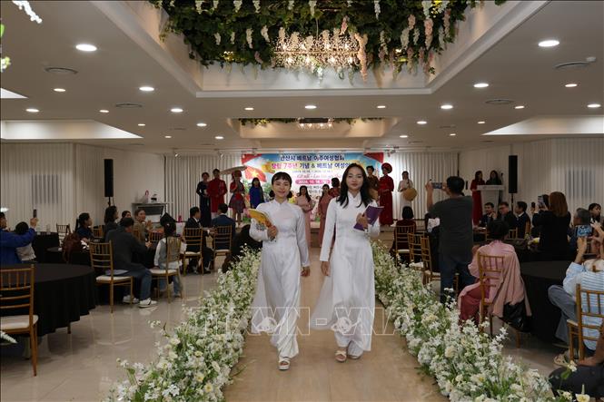 Tiết mục trình diễn áo dài tại Lễ hội. Ảnh: Đào Lâm - Phóng viên TTXVN tại Hàn Quốc.
