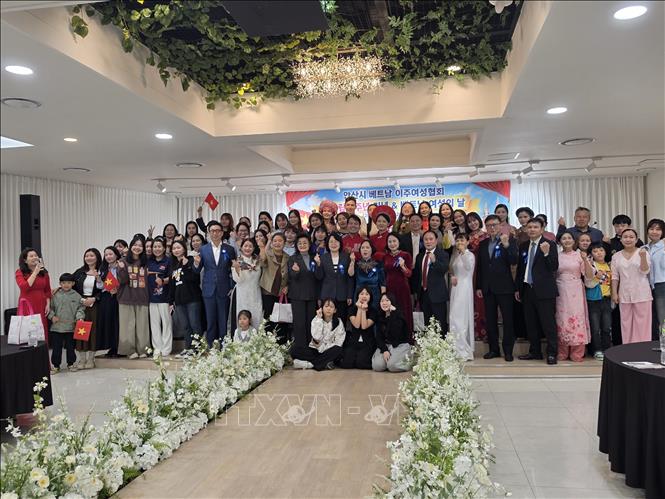 Các đại biểu và khách mời, khán giả chụp ảnh lưu niệm tại Lễ hội. Ảnh: Đào Lâm - Phóng viên TTXVN tại Hàn Quốc.
