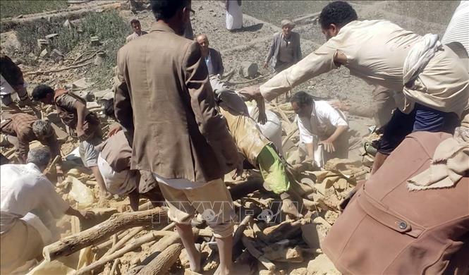 Người dân tìm kiếm người sống sót sau cuộc không kích ở tỉnh Saada, Yemen, ngày 18/10/2026. Ảnh: THX/TTXVN phát