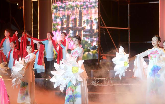 Chương trình nghệ thuật với gần 300 nghệ sĩ, diễn viên tham gia biểu diễn tại lễ khai mạc. Ảnh: Thế Duyệt – TTXVN
