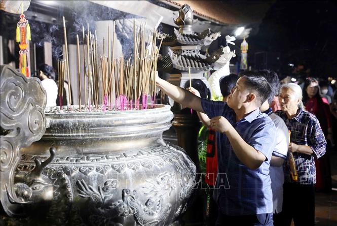 Du khách tham quan, chiêm bái tại Di tích quốc gia đặc biệt chùa Keo. Ảnh: Thế Duyệt – TTXVN