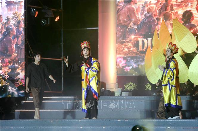 Chương trình nghệ thuật với gần 300 nghệ sĩ, diễn viên tham gia biểu diễn tại lễ khai mạc. Ảnh: Thế Duyệt – TTXVN