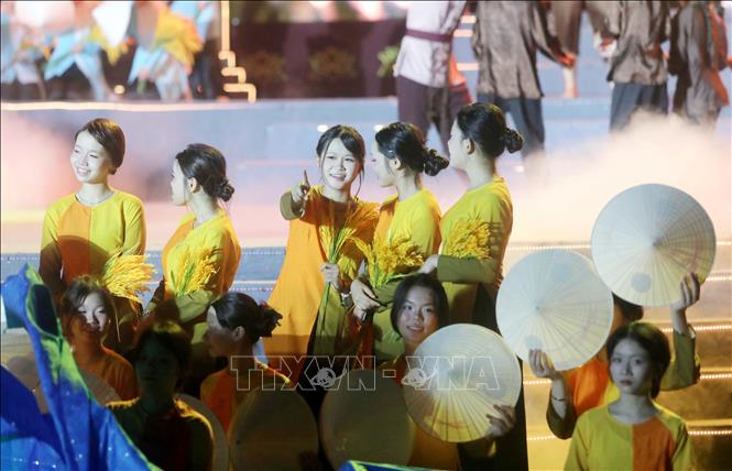 Chương trình nghệ thuật với gần 300 nghệ sĩ, diễn viên tham gia biểu diễn tại lễ khai mạc. Ảnh: Thế Duyệt – TTXVN