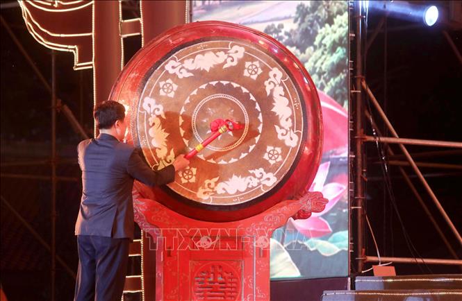 Phó Bí thư Thường trực Tỉnh ủy, Chủ tịch Ủy ban Mặt trận Tổ quốc Việt Nam tỉnh Hưng Yên Trần Quốc Toản đánh trống khai hội. Ảnh: Thế Duyệt – TTXVN