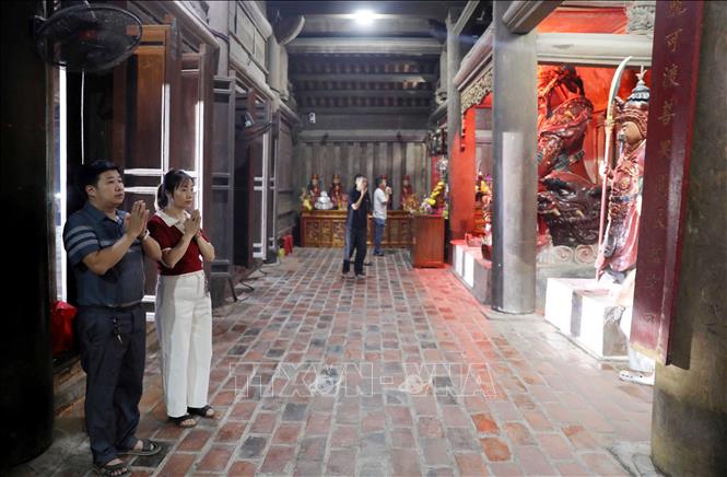 Du khách tham quan, chiêm bái tại Di tích quốc gia đặc biệt chùa Keo. Ảnh: Thế Duyệt – TTXVN