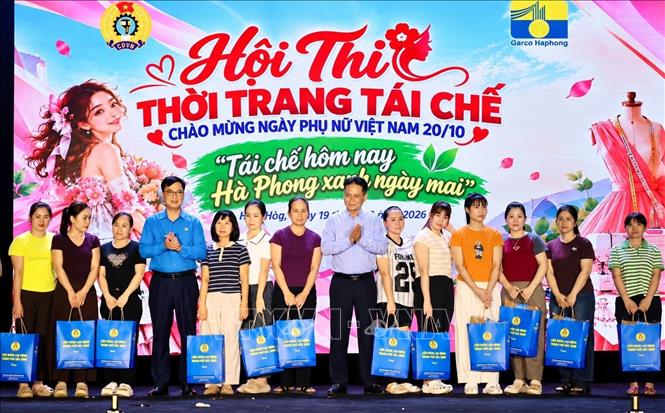 Lãnh đạo Liên đoàn Lao động thành phố Bắc Ninh trao quà tặng công nhân lao động có hoàn cảnh khó khăn tại chương trình. Ảnh: Đồng Thúy- TTXVN