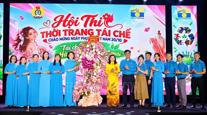 Phó Chủ tịch Hội đồng nhân dân thành phố Bắc Ninh Lâm Thị Hương Thành cùng lãnh đạo Liên đoàn Lao động thành phố Bắc Ninh tặng hoa chúc mừng Hội thi Thời trang tái chế năm 2026. Ảnh: Đồng Thúy- TTXVN