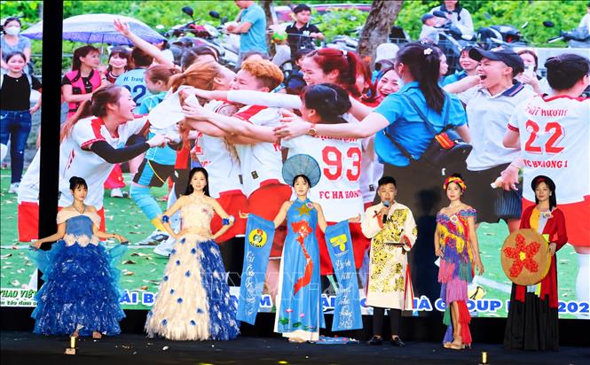 Những bộ trang phục độc đáo được thiết kế từ các vật liệu tái chế như vải vụn, bìa carton, chai nhựa và nhiều vật liệu đã qua sử dụng, truyền tải thông điệp bảo vệ môi trường, lan tỏa lối sống xanh. Ảnh: Đồng Thúy- TTXVN
