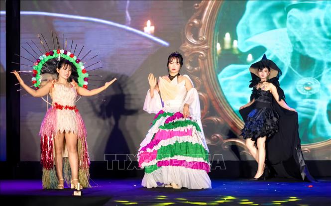 Những bộ trang phục độc đáo được thiết kế từ các vật liệu tái chế như vải vụn, bìa carton, chai nhựa và nhiều vật liệu đã qua sử dụng, truyền tải thông điệp bảo vệ môi trường, lan tỏa lối sống xanh. Ảnh: Đồng Thúy- TTXVN