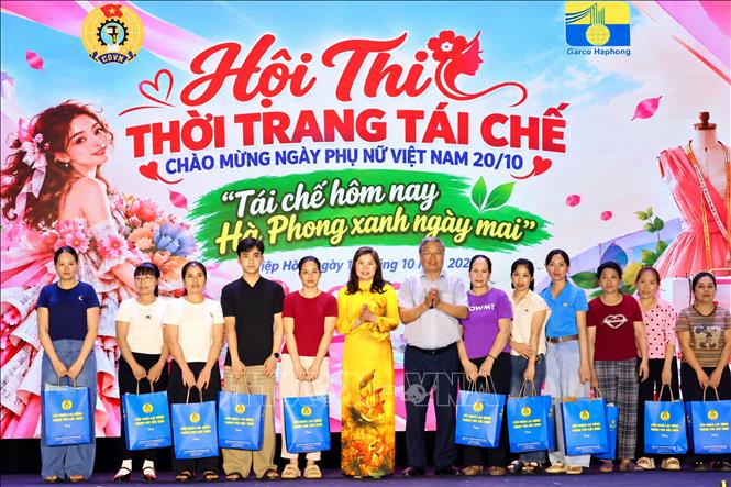 Phó Chủ tịch Hội đồng nhân dân thành phố Bắc Ninh Lâm Thị Hương Thành cùng lãnh đạo Công ty Cổ phần May Xuất khẩu Hà Phong trao quà tặng công nhân lao động có hoàn cảnh khó khăn. Ảnh: Đồng Thúy- TTXVN
