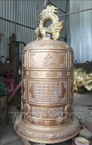Sản phẩm chuông đồng hoàn chỉnh, được đúc ở cơ sở trên đường Huyền Trân Công Chúa, phường Thuận Hóa, thành phố Huế. Ảnh: Nguyên Lý-TTXVN