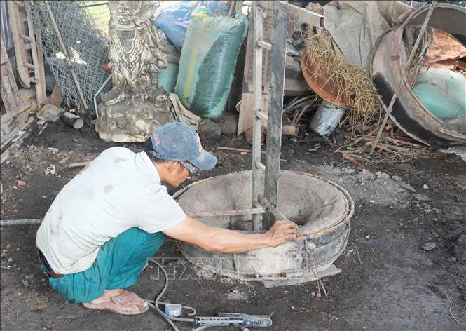 Người thợ lắp khuôn đúc đồng ở cơ sở trên đường Huyền Trân Công Chúa, phường Thuận Hóa, thành phố Huế. Ảnh: Nguyên Lý-TTXVN