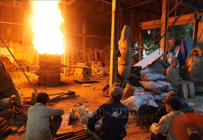 Người thợ phải túc trực thường xuyên bên lò nấu đồng, ở cơ sở trên đường Bùi Thị Xuân, phường Thuận Hóa, thành phố Huế. Ảnh: Nguyên Lý-TTXVN