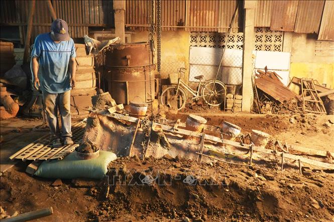 Kiểm tra khuôn đúc đồng nằm dưới mặt đất, ở cơ sở trên đường Bùi Thị Xuân, phường Thuận Hóa, thành phố Huế. Ảnh: Nguyên Lý-TTXVN