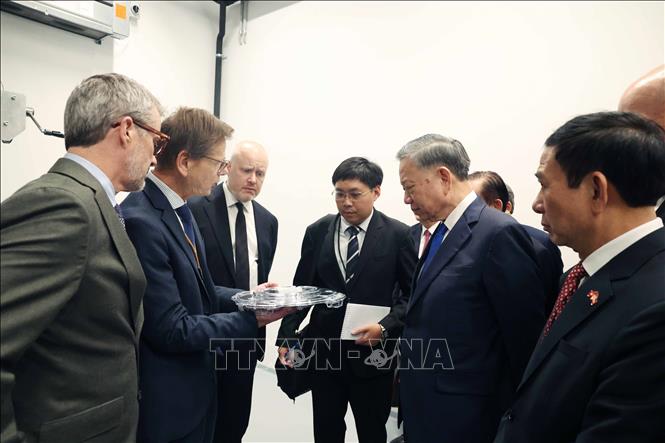 Tổng Bí thư, Chủ tịch nước Tô Lâm cùng Nhà Vua Đan Mạch Frederik X thăm Viện nghiên cứu Niels Bohr, thuộc Đại học Copenhagen. Ảnh: Thống Nhất – TTXVN